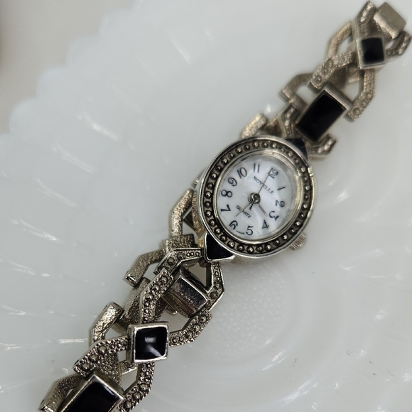 Elegant Black and Silver Tone Watch - Picture 6 of 10